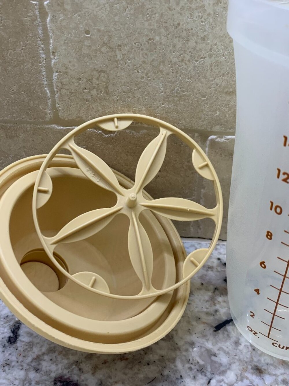 Tupperware Quick Shake Shaker Container 16oz. Blender Mixer Pour 3pc. 844-28 - Picture 7 of 7